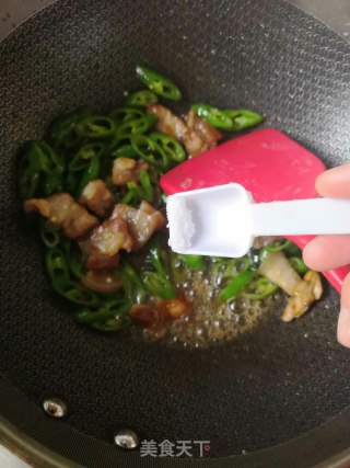 五花肉炒线椒的做法步骤：7