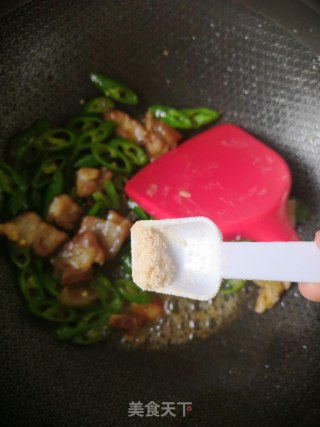 五花肉炒线椒的做法步骤：8