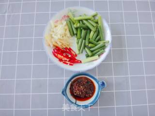 辣酱豆豉炒香干的做法步骤：2