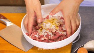 用烤箱在家烤出地道羊肉串的做法步骤：2