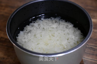 红枣银耳汤----女性必备的贫民燕窝养护必备的做法步骤：3