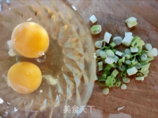 香葱炒鸡蛋的做法步骤：2