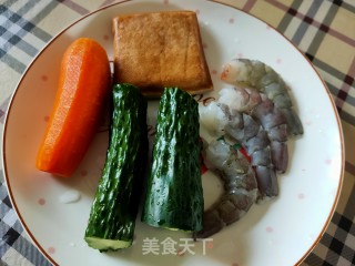 虾仁拌三丁的做法步骤：1