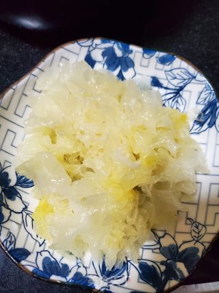 鲜莲子银耳羹的做法步骤：1