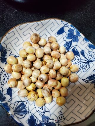 鲜莲子银耳羹的做法步骤：2