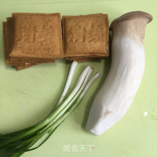 香干炒杏鲍菇的做法步骤：1