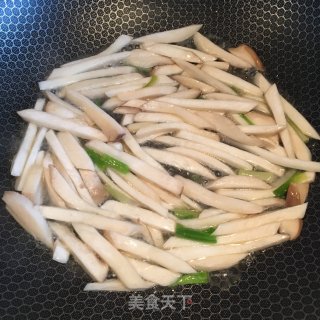 香干炒杏鲍菇的做法步骤：4