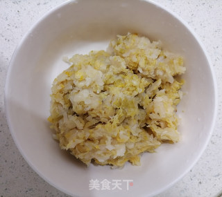 生煎花样酸菜饺子的做法步骤：1