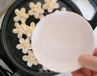 生煎花样酸菜饺子的做法步骤：23