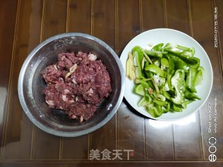 青椒炒牛肉的做法步骤：2