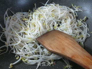 红肠荷兰豆炒绿豆芽的做法步骤：3