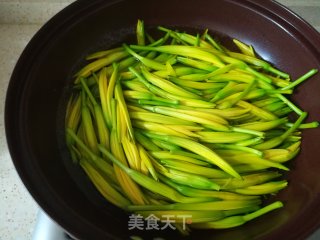 黄花菜炒鸡蛋的做法步骤：3
