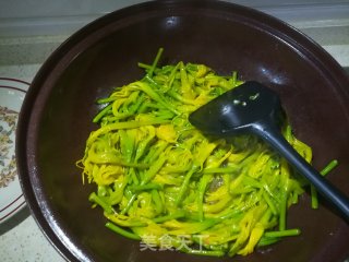 黄花菜炒鸡蛋的做法步骤：8