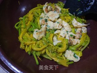 黄花菜炒鸡蛋的做法步骤：9