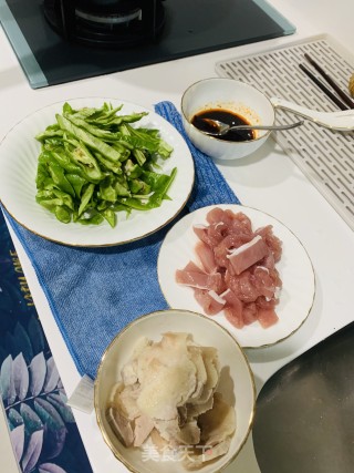 螺丝椒炒肉的做法步骤：1
