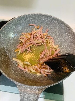 爆炒熏鸭肉的做法步骤：2