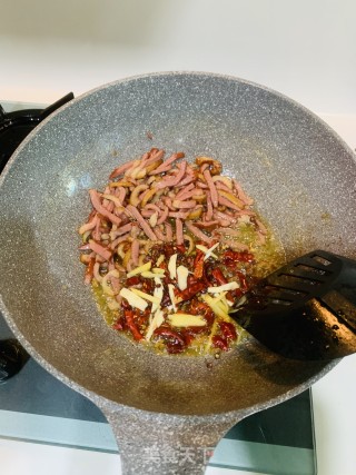 爆炒熏鸭肉的做法步骤：4