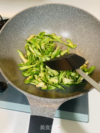 青椒豆腐泡的做法步骤：1