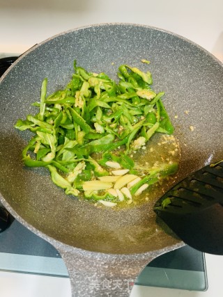 青椒豆腐泡的做法步骤：2
