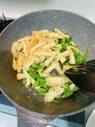 青椒豆腐泡的做法步骤：3