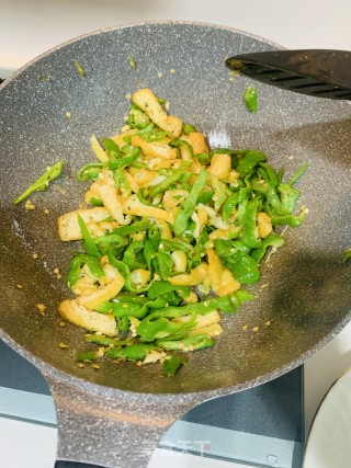青椒豆腐泡的做法步骤：4