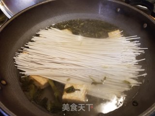 老坛酸菜面的做法步骤：8