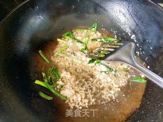 朴实的咸蛋白炒南瓜的做法步骤：1