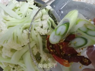 红椒炒有机花菜的做法步骤：1