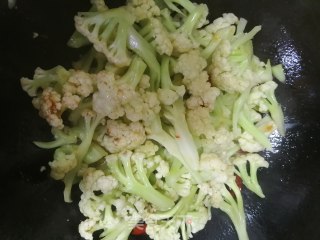 红椒炒有机花菜的做法步骤：3