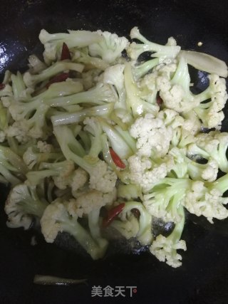 红椒炒有机花菜的做法步骤：4