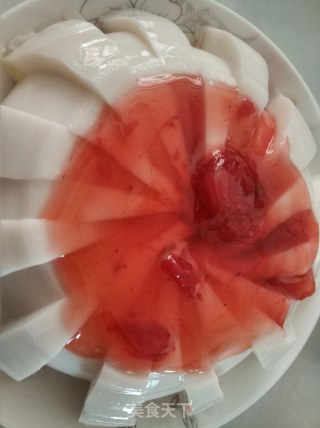 吉利丁草莓酱牛奶果冻的做法步骤：1