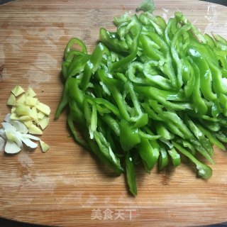 青椒肉丝的做法步骤：2