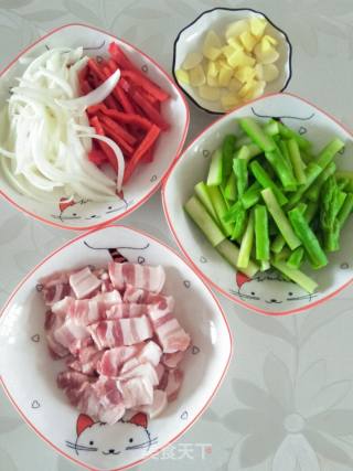 五花肉甜椒炒芦笋的做法步骤：4