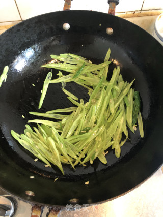 酸辣三色素炒丝的做法步骤：4