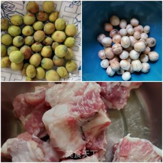 鲜莲子炖排骨汤的做法步骤：1