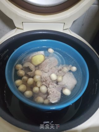 鲜莲子炖排骨汤的做法步骤：4