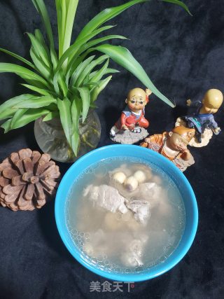 鲜莲子炖排骨汤的做法步骤：5