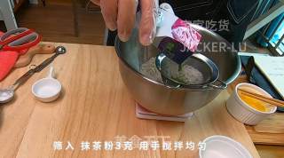 超简单抹茶麻薯球，美味小甜品，外皮酥脆，内里软嫩，嚼劲十足。的做法步骤：2