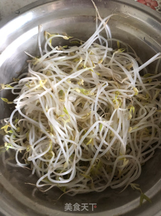 酸辣豆芽儿凉面的做法步骤：1