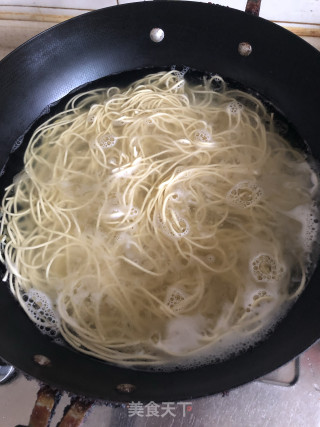 酸辣豆芽儿凉面的做法步骤：2