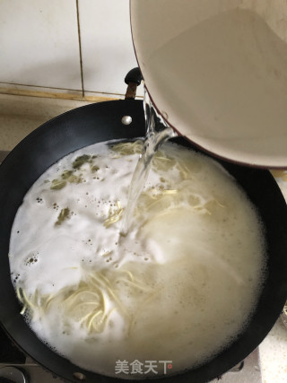 酸辣豆芽儿凉面的做法步骤：3