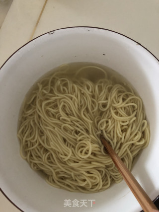 酸辣豆芽儿凉面的做法步骤：4