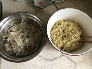 酸辣豆芽儿凉面的做法步骤：5