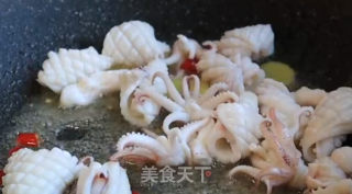 韭菜炒鱿鱼的做法步骤：2