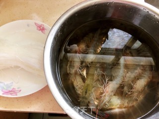 鲜虾粉丝煲的做法步骤：1