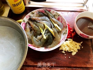 鲜虾粉丝煲的做法步骤：2