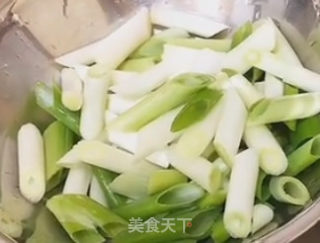 大葱烧豆腐的做法步骤：2