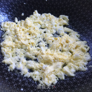 韭薹胡萝卜蛋炒饭的做法步骤：5