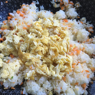 韭薹胡萝卜蛋炒饭的做法步骤：7