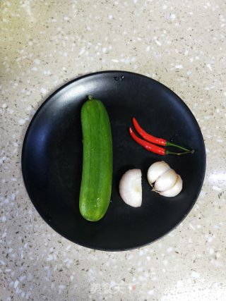 黄瓜炒豆芽的做法步骤：2